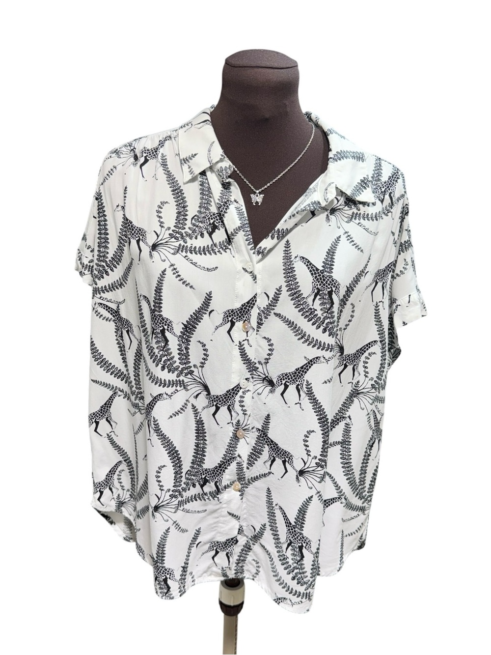 Jane + Delancey Womens Large Giraffe Print Button Up Blouse White Black Safari